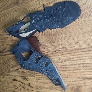 Bella Vita Navy Perforated Cutout Leather Design Slingback Wedge Sandals Y15